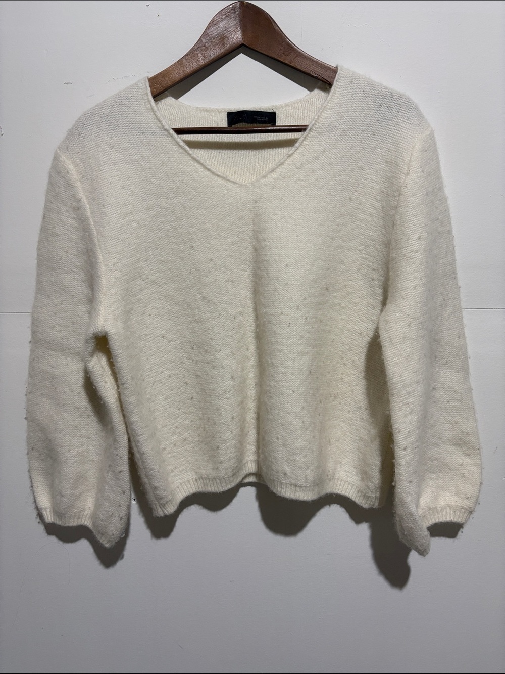 Zara Cozy V-Neck Women's Sweater in Cream Sz Small